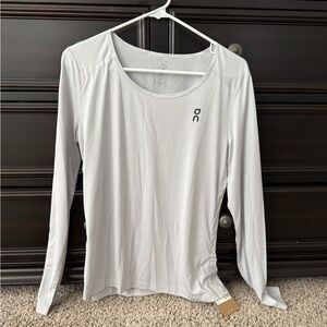 On Cloud Women’s Performance Long T- size Medium